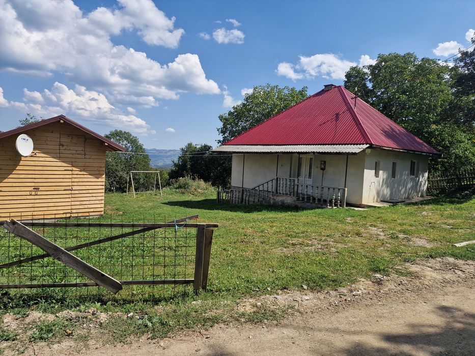 Închiriez casă la munte.