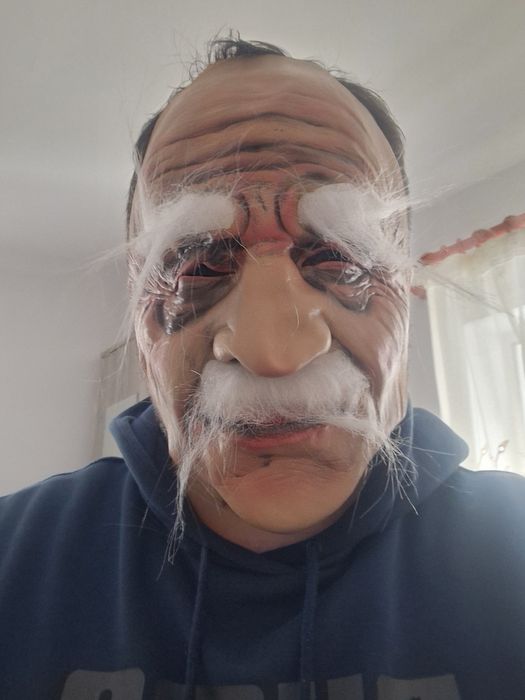 Măști  si costume pentru anul nou folosite la o petrecere de halloween