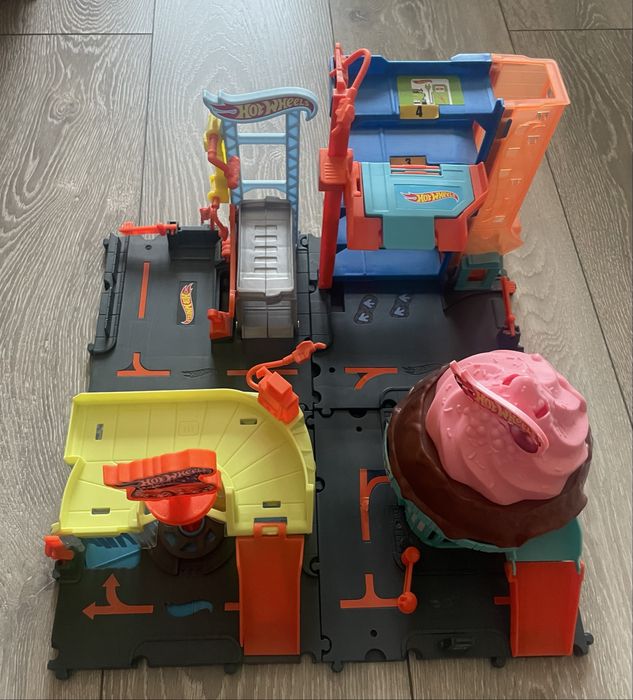 Hot Wheels град /4 части/
