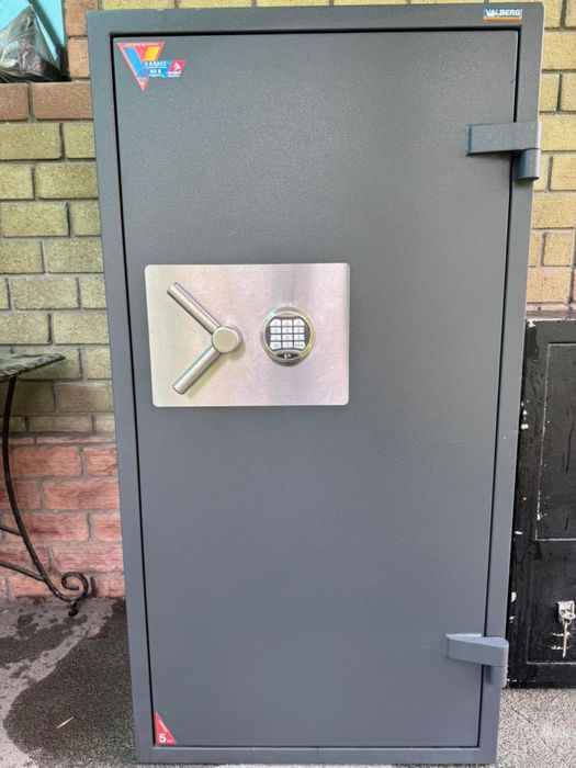 Продам сейф сверх прочный модель Гарант евро 133Т-EL