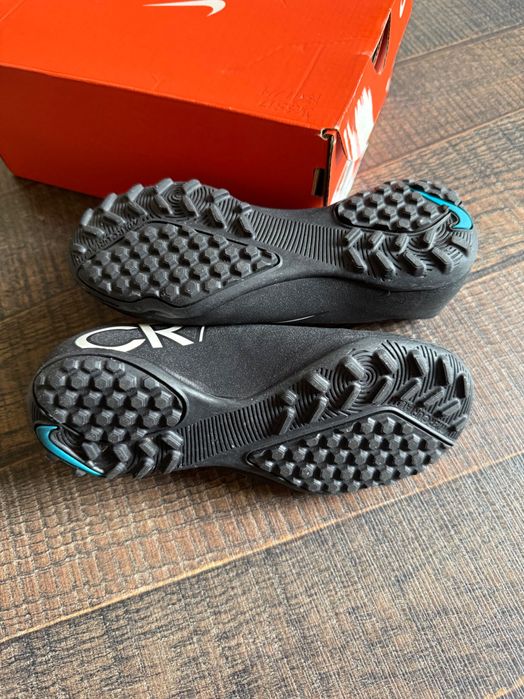Продавам футболни маратонки Nike CR7
