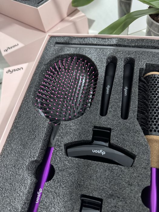 Новый набор щеток и аксессуаров для укладки волос Dyson