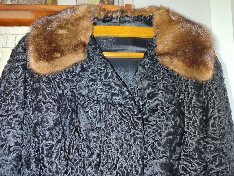 Un cadou superb, haina de astrahan cu aplicatii din blanita de vulpe