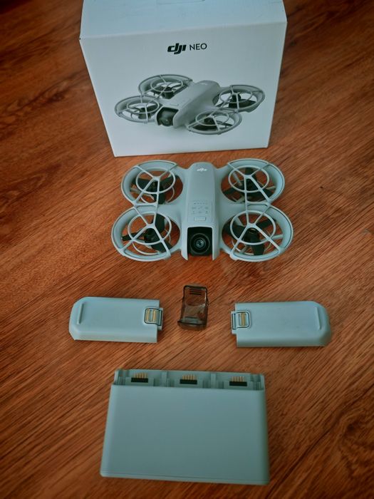 Dji NEO cu 2 baterii și hub de incarcare