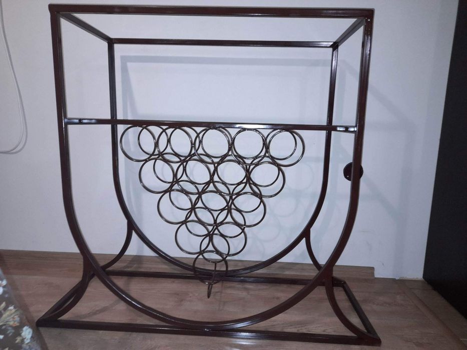 Стойка за вино за 15 бутилки.