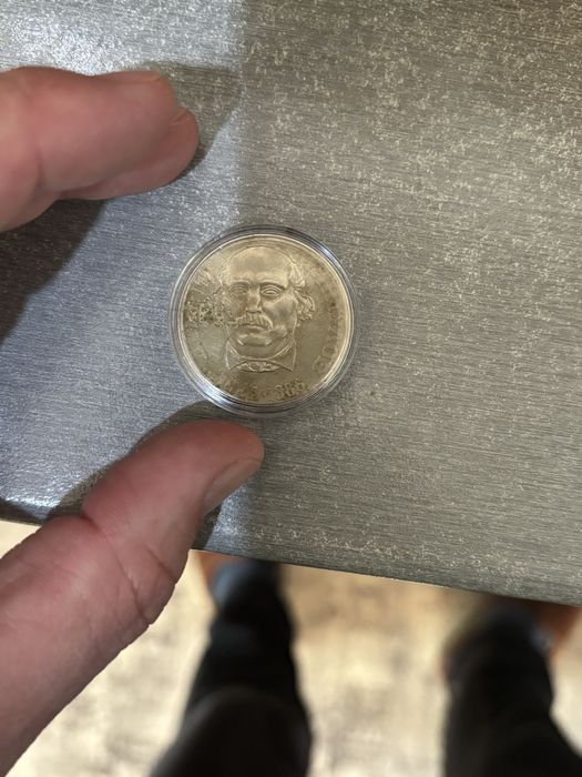 Продавам юбилейни монети