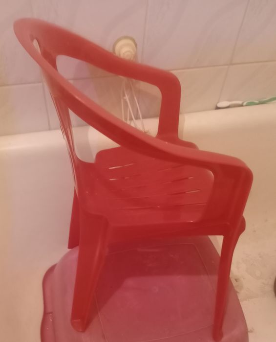Детский стульчик из пластмассы
