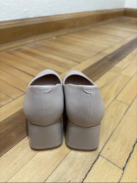 Pantofi crem cu toc pentru fete