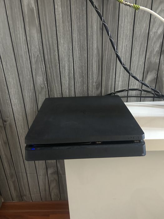 Vand ps4 slim cu 2 manete si 6 jocuri