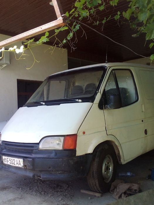 Mashina Ford sotiladi tez va arzon kelishiladi