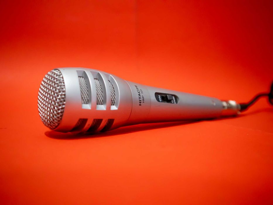 HITACHI HMP 505 Динамичен микрофон с XLR връзка за караоке, вокали и аудио запис