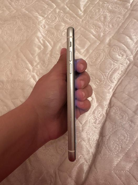 Прлдам айфон 11  128гб