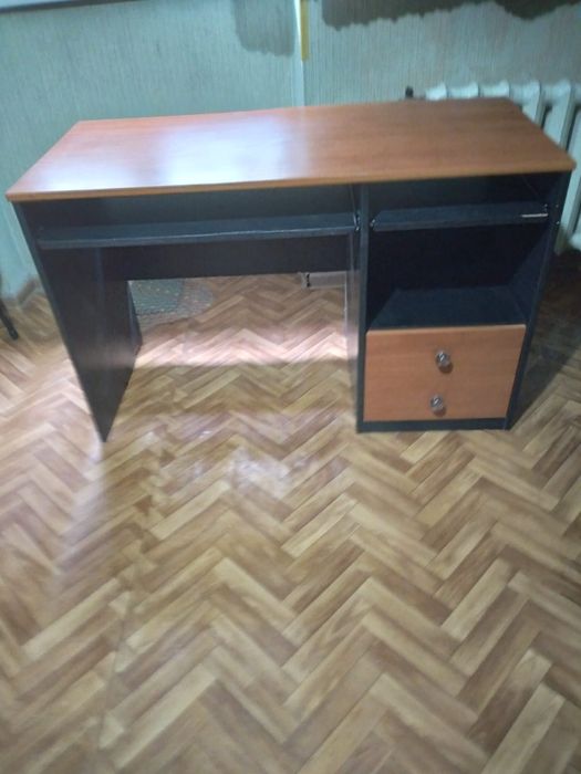 Продаётся стол письменный