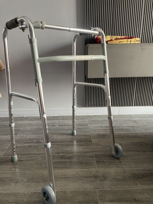 Продам ходунки для инвалидов