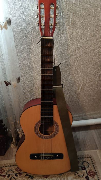 Продам гитару надо менять струны
