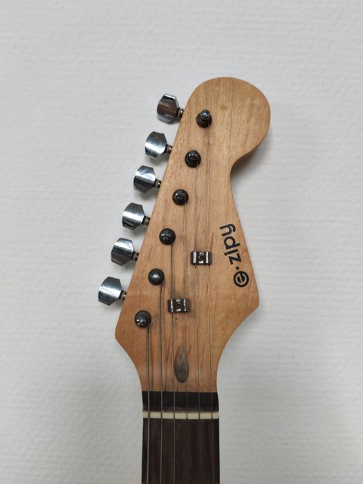 Chitară electrică e.zipy KZ1010 Stratocaster + husă | 3 pickup-uri