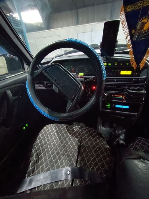 Продам Ваз2114  инжектор два комплекта шины зима лето .