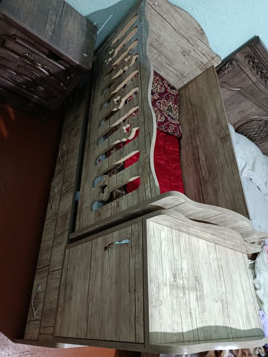 Detiski kravat tagiga tortmali yoni shkaf holati yaxshi