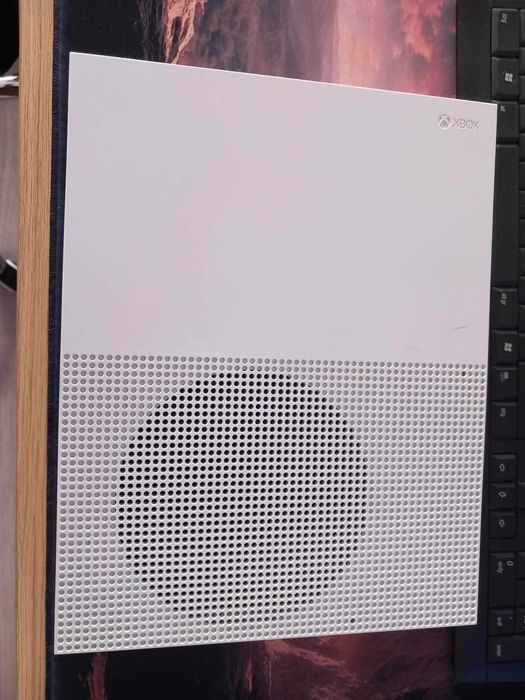 Продавам Xbox One S - All-digital Edition - 1 TБ (САМО КОНЗОЛА)