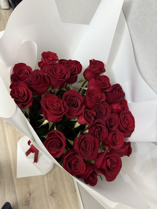 Свежие цветы розы красные