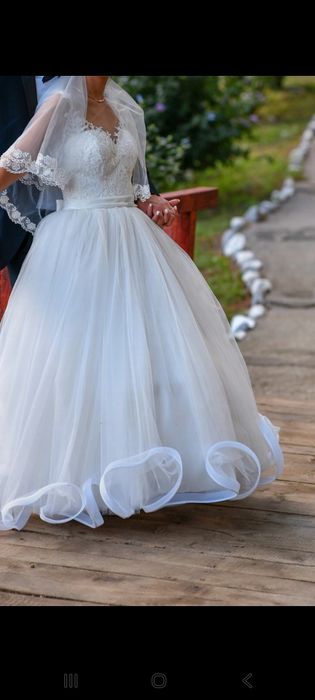 Vând rochie de mireasa+crenolina si voal