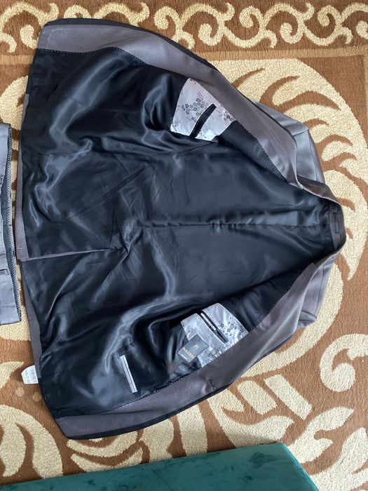 Costum Argintiu model frumos