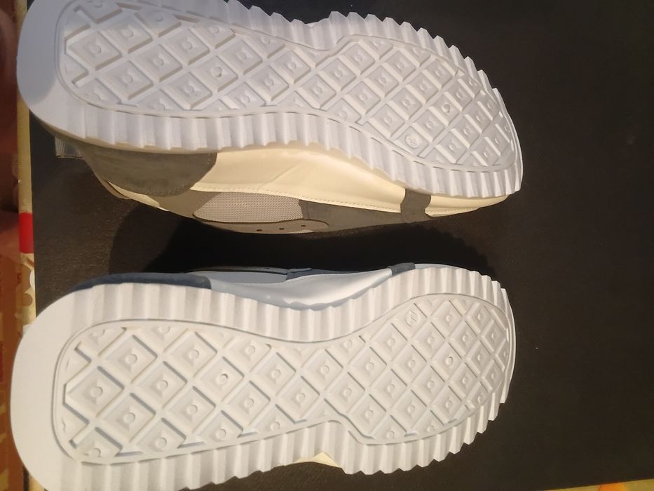 Продам мужские кроссовки