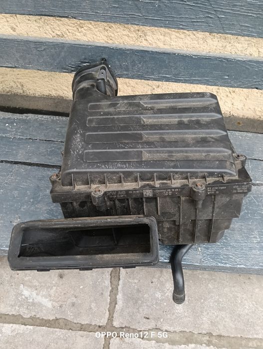 Vând carcasa filtru aer motor Audi A 3