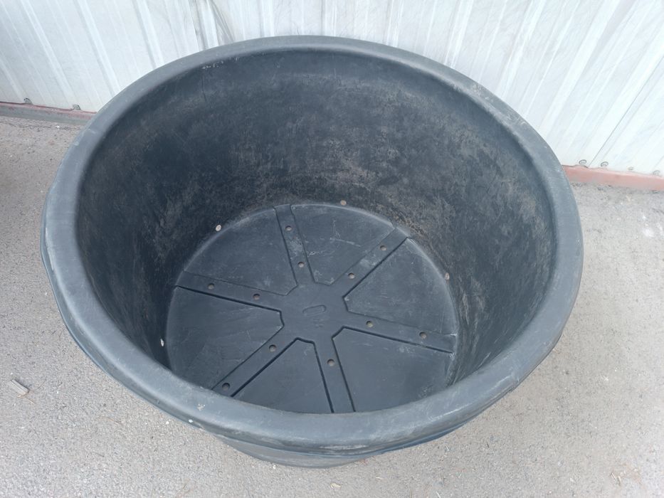 Продам вазон пластиковый большой