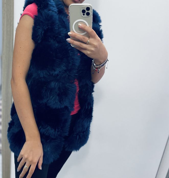 Vesta de blana și blugi