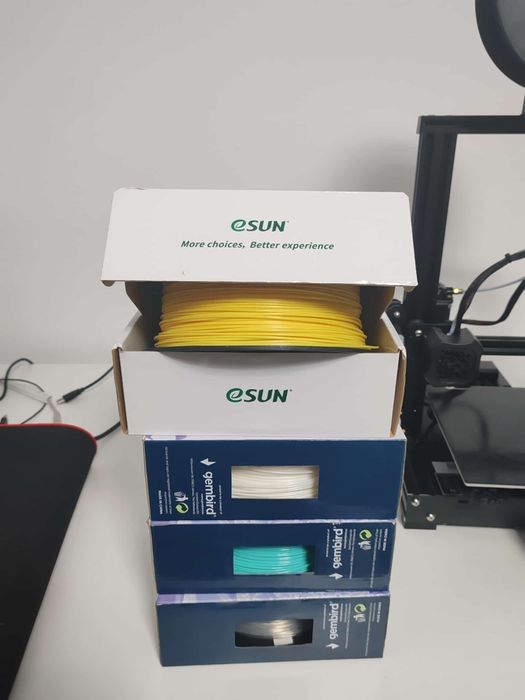 Imprimanta 3D CREALITY ENDER-3 V2 + 4 role de filament desigilate