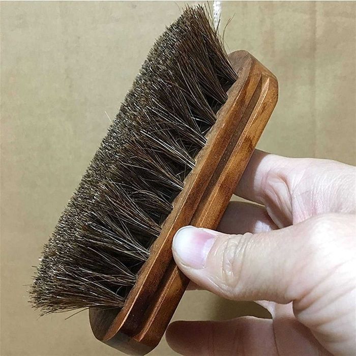 Четка от естествен косъм за почистване на кожа и текстил.