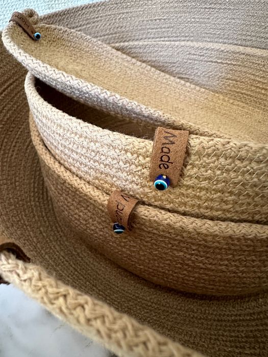 В наличии корзины из шнура, кольца для салфеток, держатель полотенец