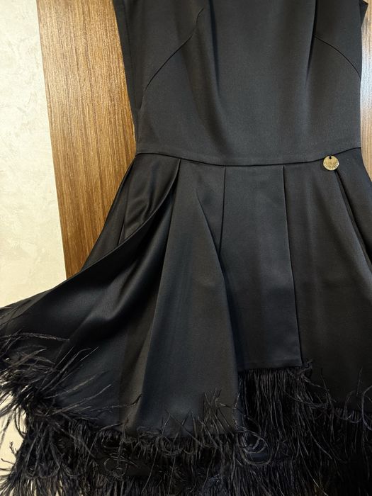 Чёрное платье с перьями
