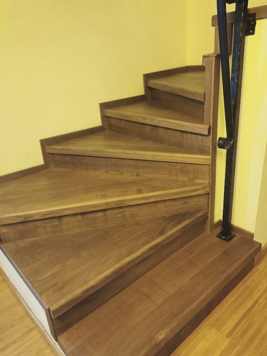 Scări de lemn masiv cu lamela continuă