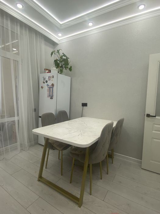 Срочно. Продам кухонный стол.