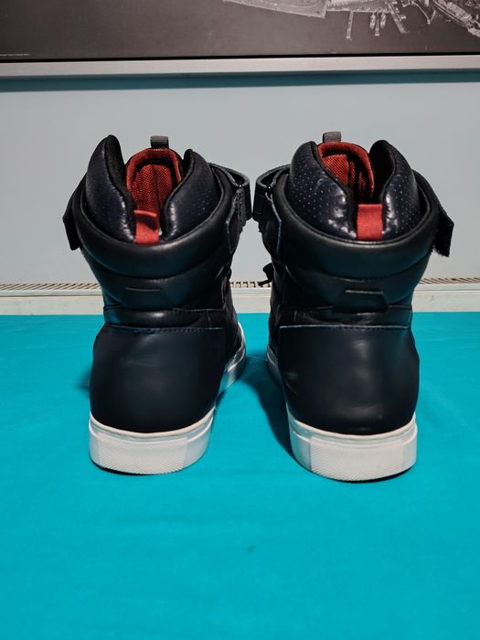 HUGO BOSS Fuster Mid Sneaker mărimea 45, interior 29,5 cm, cu un mic defect se vede în ultima poză