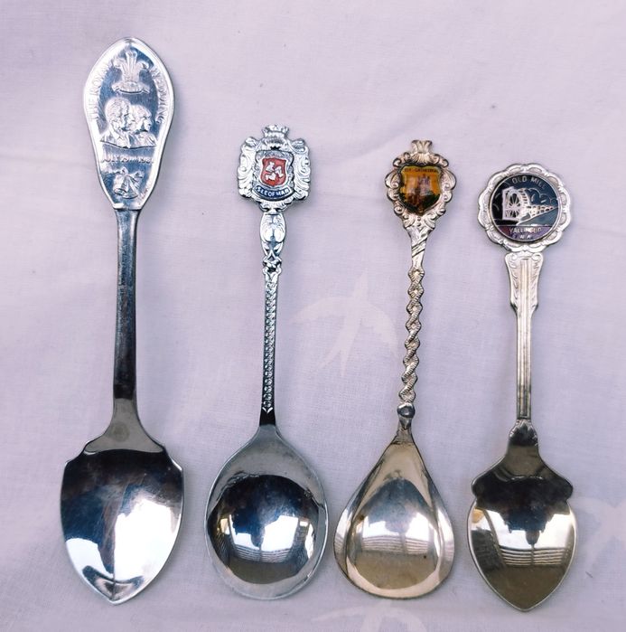 Lot 4 lingurite suvenir placate cu argint, de colectie, din anul 1991.
