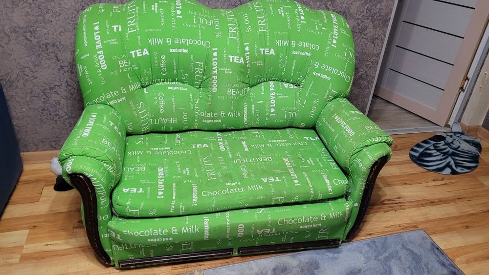 Диван продаётся небольшой