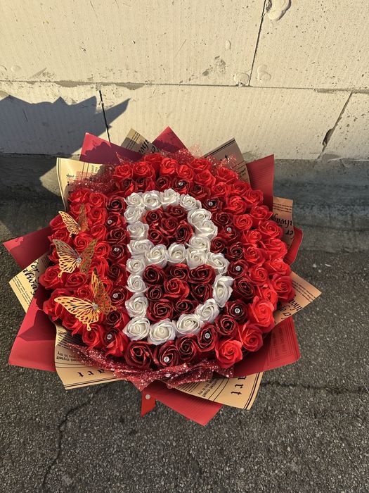 Buchet din flori de sapun cu inițiala