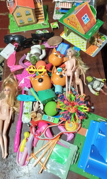 Большая коробка с игрушками