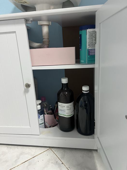 Продавам долен шкаф за баня бял