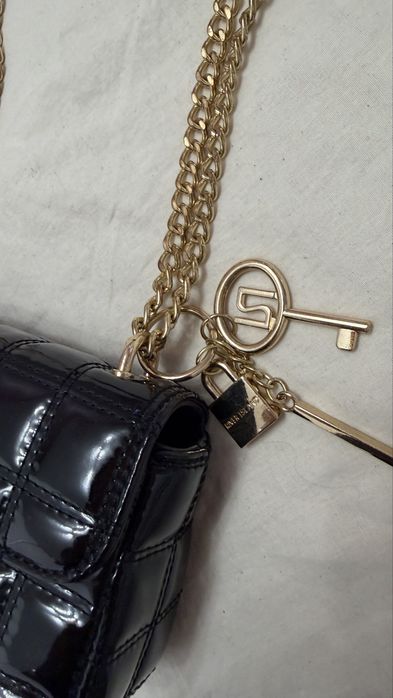 Дамска черна лачена чанта с висулки RIVER ISLAND