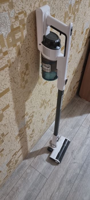 Продается пылесос ручной вертикальный