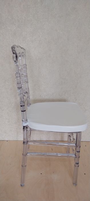 Прозрачные стулья
