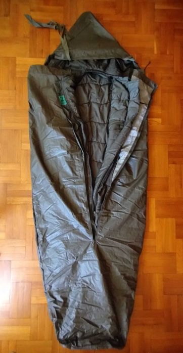 Carinthia 3-сезонен спален чувал с водонепромокаем протектор