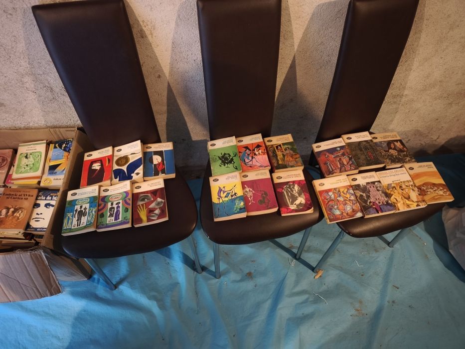 Vând lot de cărți vechi peste 200 bucăți