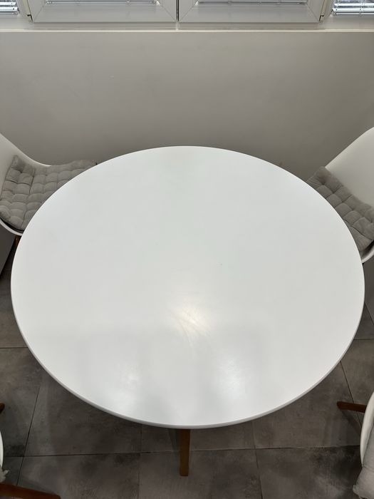 Маса за хранене. Бял и дървен цвят.