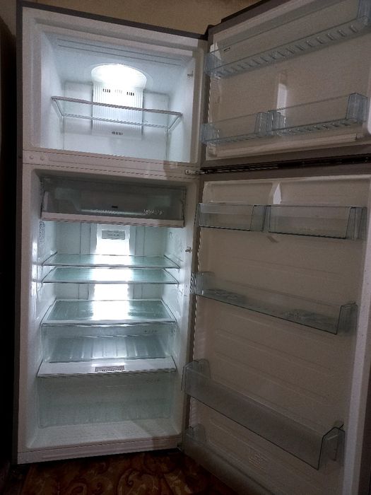 Продам большой холодильник Midea 450 л