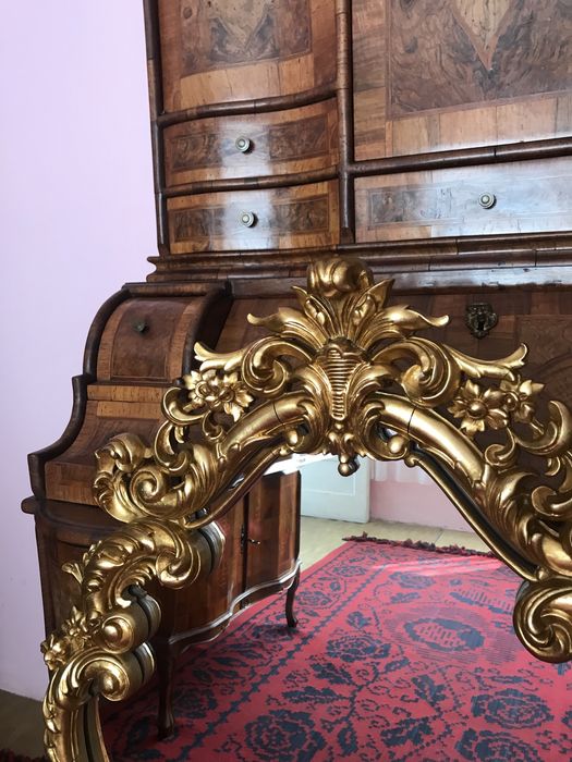 Oglindā EMPIRE auritā